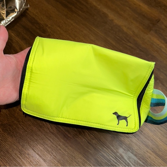 NWT Victoria’s Secret Pink Limited Edition Cooler Lunchbox with Dog Keychain - Picture 3 of 4